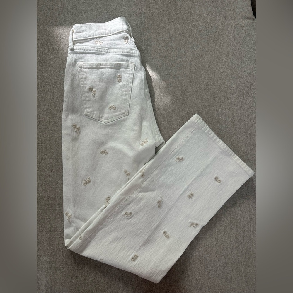 A&F 90s Relaxed High Rise Jeans embroidered floral